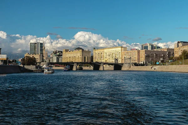 MOSCOU, RUSSIE - 14 SEPTEMBRE 2019 : Paysage urbain, vue depuis la rivière Moscou . — Photo