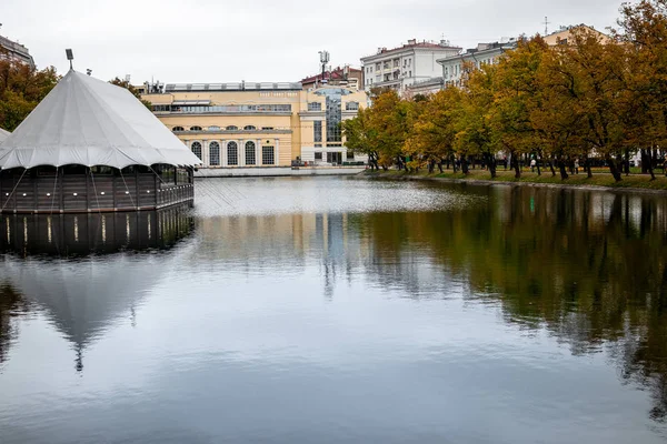 Moskova, Rusya - 30 Eylül 2019: Sonbahar Ormanı Göl Yansıması manzarası. Sonbahar göleti. Güzel sonbahar doğası.