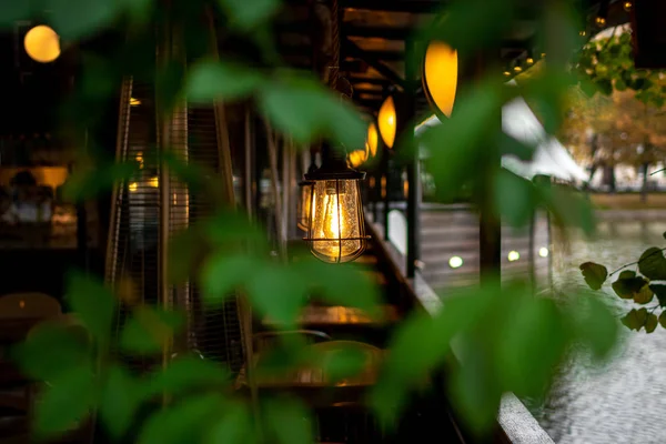Красивые лампочки в ресторане у пруда . — стоковое фото