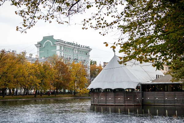 MOSCÚ, RUSIA - 30 DE SEPTIEMBRE DE 2019: Paisaje de reflexión del lago del bosque de otoño. Estanque de otoño. Hermosa naturaleza caída . — Foto de Stock