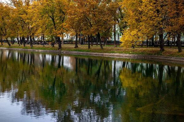 Automne forêt lac reflet paysage. Étang d'automne. Belle nature d'automne . — Photo