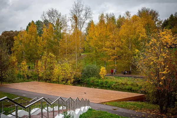 러시아 모스크바 - 2019 년 9 월 30 일: 가을 숲 호수 반사 풍경. 가을 연못. 아름다운 가을의 자연. — 스톡 사진