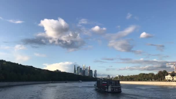 Moskou, Rusland-14 september 2019: Cityscape, uitzicht vanaf de rivier de Moskou. — Stockvideo