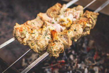 Barbekü şişleri domuz kebabı, resmi kapat..