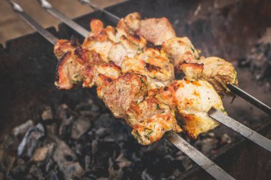 Barbekü şişleri domuz kebabı, resmi kapat..