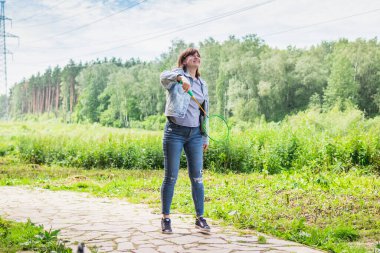 Dışarıda badminton oynayan bir kadın, yaz zamanı, yeşil..