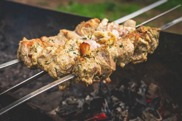 Grill grillning spett fläsk kebab, närbild. — Stockfoto