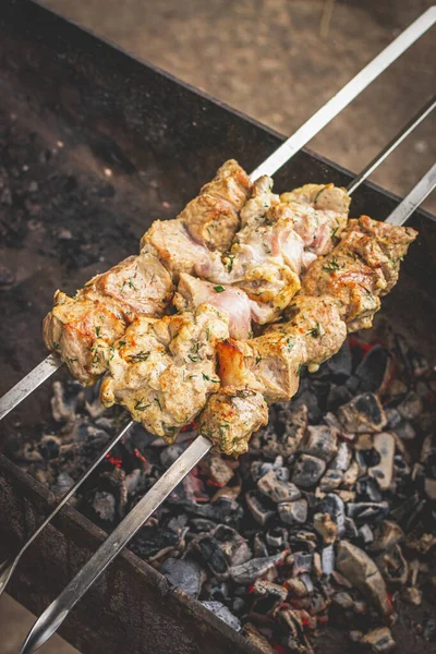Grill grillning spett fläsk kebab, närbild. — Stockfoto