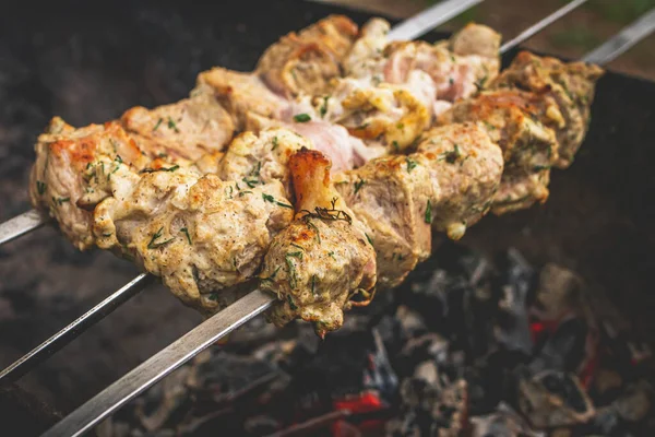 Grill grillning spett fläsk kebab, närbild. — Stockfoto