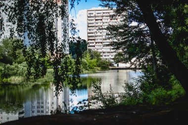 MOSCOW, RUSSIA - 10 HAZİRAN 2020: Göletteki inşaatın yansıması.