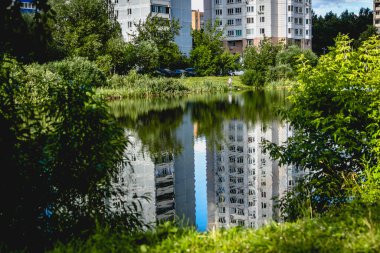 MOSCOW, RUSSIA - 10 HAZİRAN 2020: Göletteki inşaatın yansıması.
