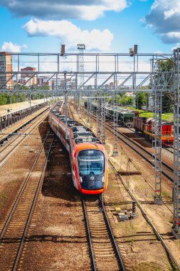 MOSCOW, Rusya - 10 Temmuz 2020: Odintsovo, Moskova, Rusya 'daki İstasyonda Tren.