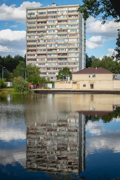 Відображення будівлі в ставку . — стокове фото