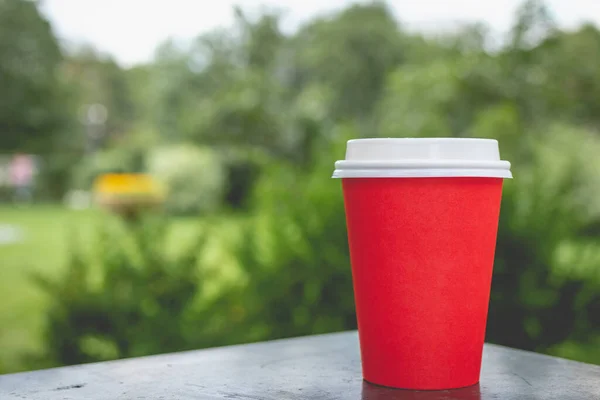 빨간 커피 종이 컵은 자연 배경에 대한 흉내를 냅니다. 여름 생활 방식 촬영. — 스톡 사진