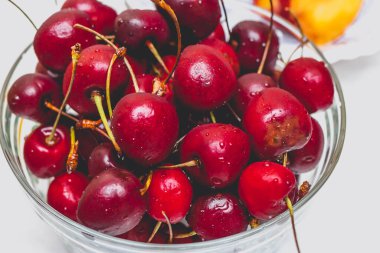 Bardakta taze kırmızı kirazlar. Yaz yaşam tarzı çekimi.