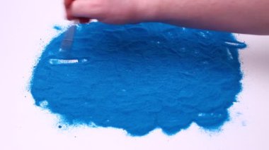 Mavi sanat kumlarında insan el yazısı eksi yüzde 20 indirim. Beyaz arka planda stüdyo görüntüleri. El yazısı..