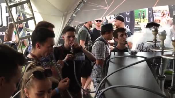 MOSCOW, Ryssland - 27 juli 2019: Folk röker hookah utomhus på hookah festival. — Stockvideo