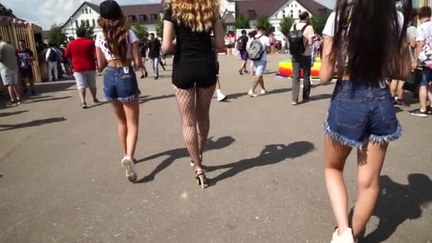 MOSCOW, RUSSIA - 27 Ιουλίου 2019: Νεαρά σέξι κορίτσια που κάνουν προώθηση στο hookah fest. Αργή κίνηση. — Αρχείο Βίντεο