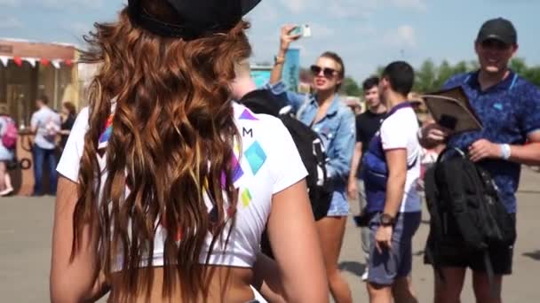 MOSCOW, RUSSIA - LIPIEC 27, 2019: Młode seksowne dziewczyny awansujące na hookah fest. Zwolniony ruch. — Wideo stockowe