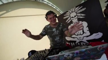 MOSCOW, Rusya - 27 Temmuz 2019: Komik DJ dans ve kamera önünde poz.