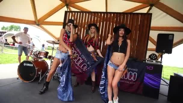 MOSCOW, RUSSIA - LIPIEC 27, 2019: Seksowne młode kowbojki tańczące na festiwalu. — Wideo stockowe