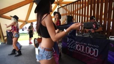 MOSCOW, RUSSIA - 27 Temmuz 2019: Festivalde dans eden seksi genç kovboy kadınlar.