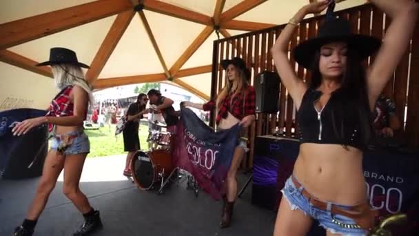 MOSCÚ, RUSIA - 27 de julio de 2019: Sexy joven vaquera bailando en el festival. — Vídeo de stock