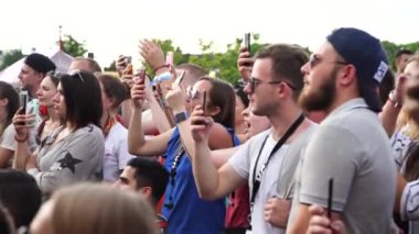 MOSCOW, RUSSIA - 27 Temmuz 2019: Kalabalık, konser, yaz festivali.