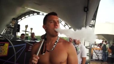 MOSCOW, Rusya - 27 Temmuz 2019: nargile içen adam. 4K video.