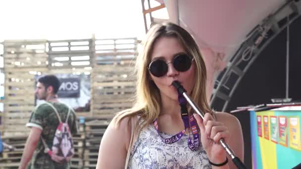 MOSCOW, RUSSIA - 2019年7月27日：年轻性感女子吸烟妓女。吸气，呼气。4K视频. — 图库视频影像