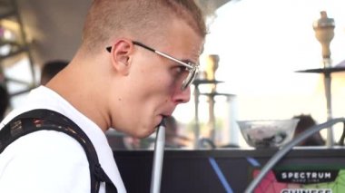 MOSCOW, Rusya - 27 Temmuz 2019 Nargile Festivali 'nde nargile içen adam.