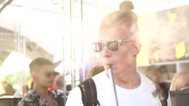 MOSCOW, Rusya - 27 Temmuz 2019 Nargile Festivali 'nde nargile içen adam.