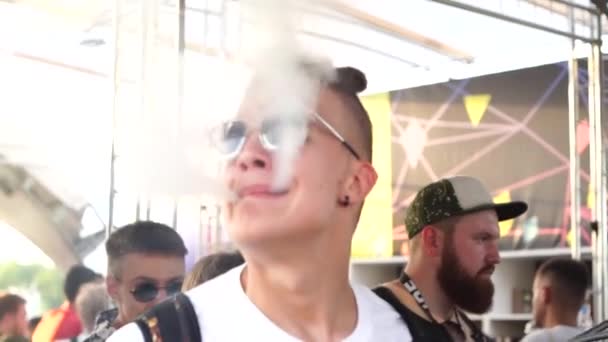MOSCOW, RUSSIA - 2019年7月27日：在Hookah节吸烟的男人. — 图库视频影像