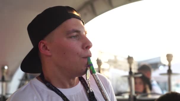 MOSCOW, Ryssland - 27 juli 2019: Man smoking hookah on hookah festival. — Stockvideo