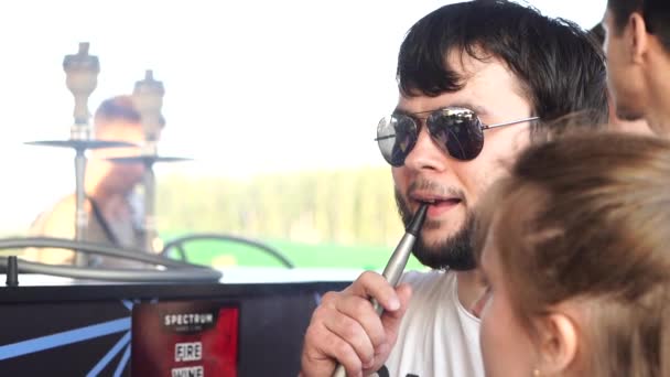 MOSCOW, Ryssland - 27 juli 2019: Man smoking hookah on hookah festival. — Stockvideo