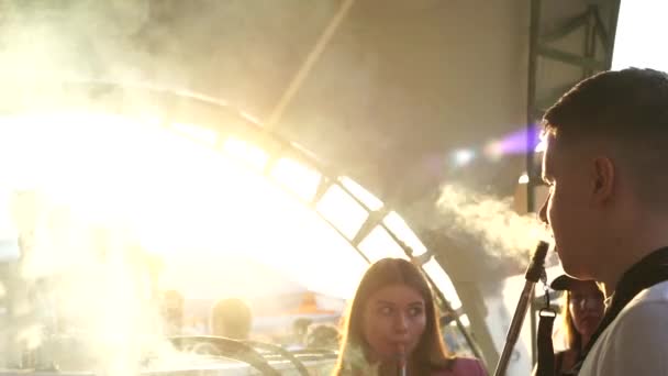 MOSKAU, RUSSLAND - 27. Juli 2019: Mann raucht Wasserpfeife auf Shisha-Festival. — Stockvideo