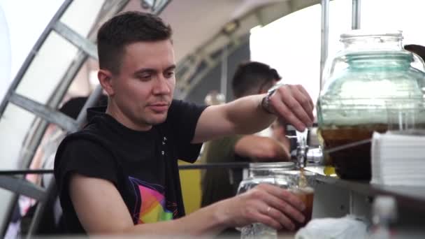 MOSCOW, Ryssland - 27 juli 2019: Bartender häller lemonad på sommarfestivalen. — Stockvideo