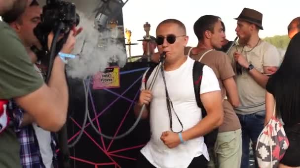 MOSCOW, RÚSSIA - 27 de julho de 2019: Homem fumando narguilé no festival do narguilé. — Vídeo de Stock