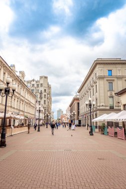 MOSCOW, RUSSIA - 27 Temmuz 2020: Arbat Caddesi - Moskova 'nın başlıca turistik merkezlerinden biri, dükkan ve restoranlarla dolu.