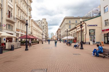 MOSCOW, RUSSIA - 27 Temmuz 2020: Arbat Caddesi - Moskova 'nın başlıca turistik merkezlerinden biri, dükkan ve restoranlarla dolu.