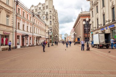 MOSCOW, RUSSIA - 27 Temmuz 2020: Arbat Caddesi - Moskova 'nın başlıca turistik merkezlerinden biri, dükkan ve restoranlarla dolu.