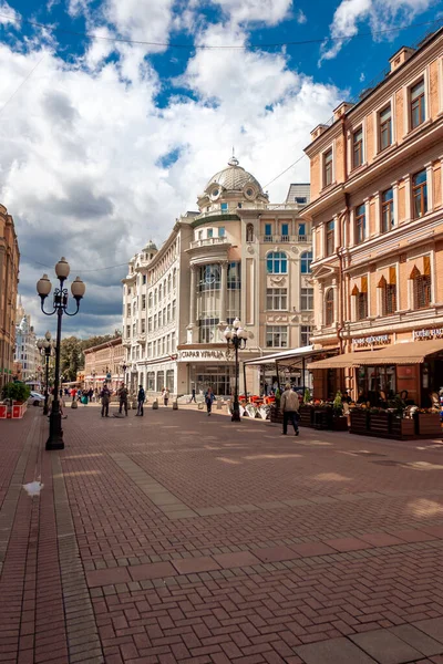 MOSCÚ, RUSIA - 27 DE JULIO DE 2020: Calle Arbat - una de las principales atracciones turísticas de Moscú, llena de tiendas y restaurantes. — Foto de Stock