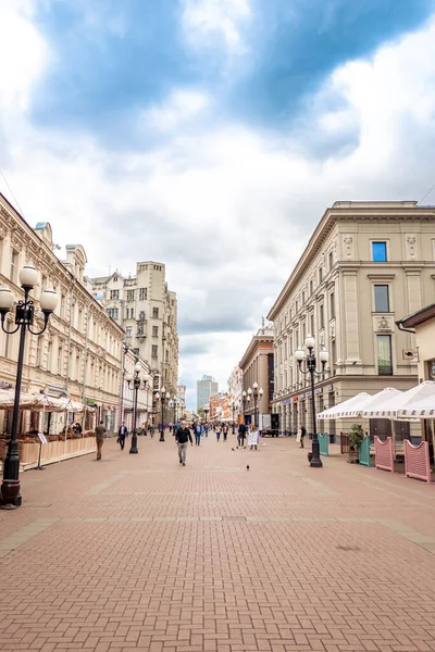 MOSCOW, RÚSSIA - 27 de julho de 2020: Rua Arbat - uma das principais atrações turísticas de Moscou, cheia de lojas e restaurantes. — Fotografia de Stock