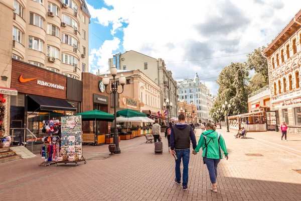 MOSCÚ, RUSIA - 27 DE JULIO DE 2020: Calle Arbat - una de las principales atracciones turísticas de Moscú, llena de tiendas y restaurantes. — Foto de Stock