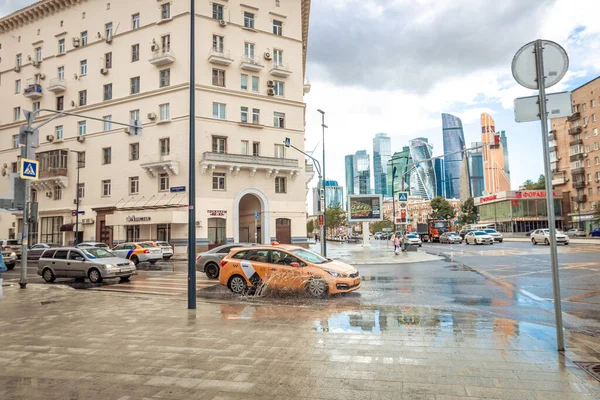 MOSCÚ, RUSIA - 27 DE JULIO DE 2020: El coche atraviesa charcos después de una lluvia. — Foto de Stock