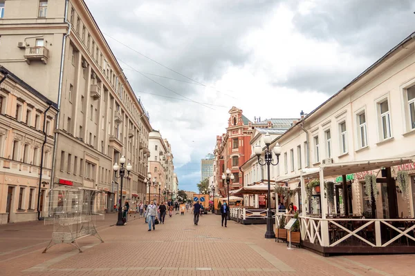 MOSKAU, RUSSLAND - 27. JULI 2020: Arbat-Straße - eine der wichtigsten Touristenattraktionen Moskaus, voll von Geschäften und Restaurants. Stockbild