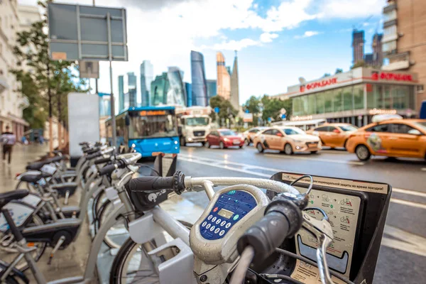 MOSKAU, RUSSLAND - 27. JULI 2020: Fahrradverleih im Zentrum von Moskau. Stadträder zum Verleih an automatischen Verleihstationen in Moskau. lizenzfreie Stockbilder