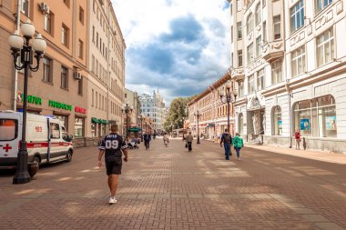 MOSCOW, RUSSIA - 27 Temmuz 2020: Arbat Caddesi - Moskova 'nın başlıca turistik merkezlerinden biri, dükkan ve restoranlarla dolu.