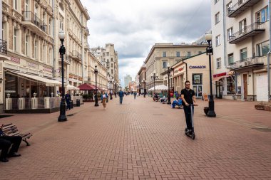 MOSCOW, RUSSIA - 27 Temmuz 2020: Arbat Caddesi - Moskova 'nın başlıca turistik merkezlerinden biri, dükkan ve restoranlarla dolu.