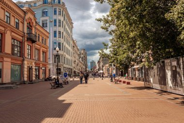 MOSCOW, RUSSIA - 27 Temmuz 2020: Arbat Caddesi - Moskova 'nın başlıca turistik merkezlerinden biri, dükkan ve restoranlarla dolu.
